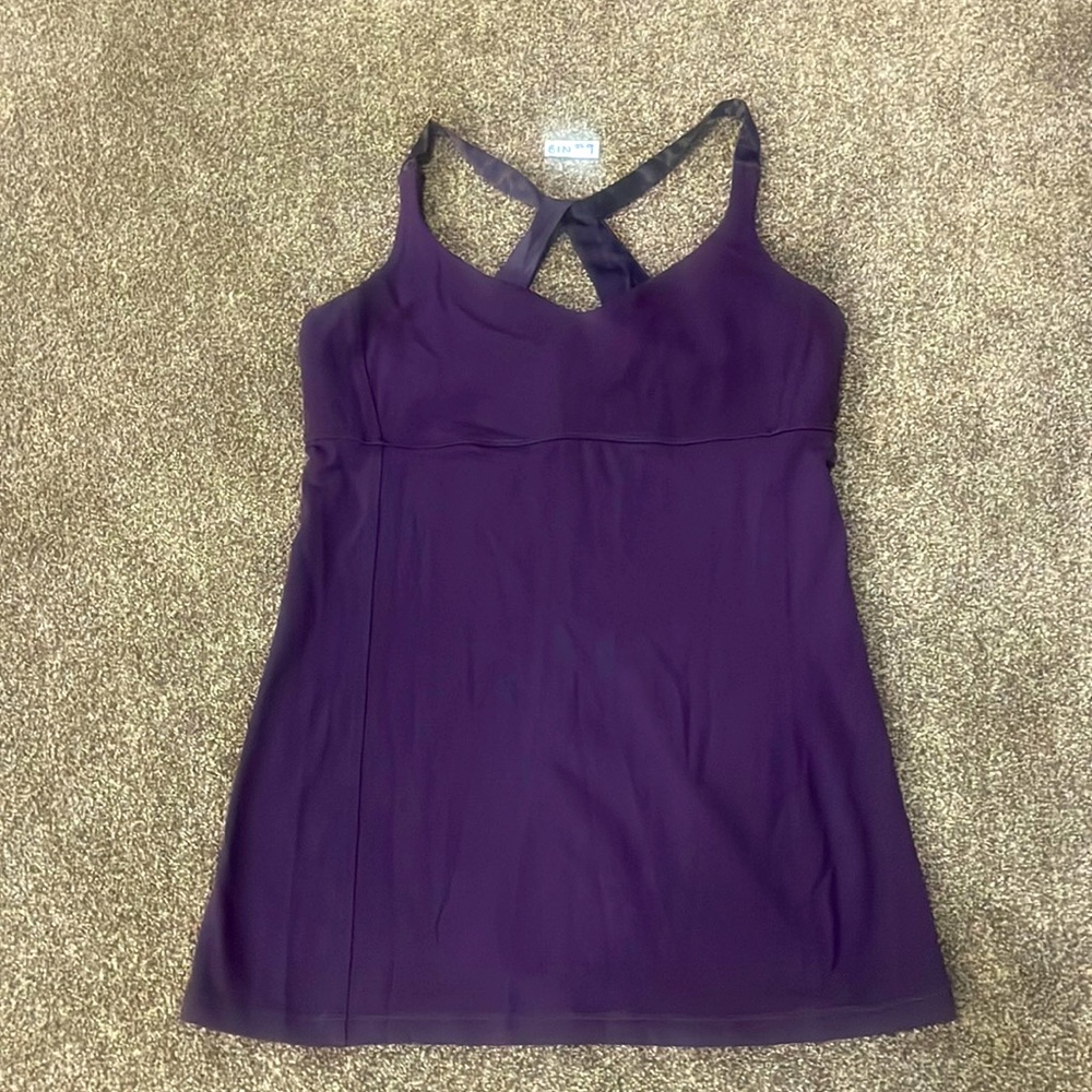 Lululemon size 10 tank. Great condition. No pads